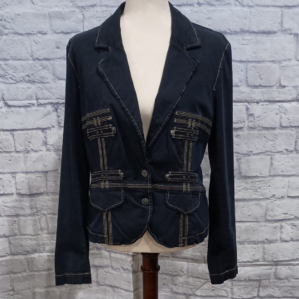 Black Velvet Blazer with Notched Lapels and Fitted Silhouette